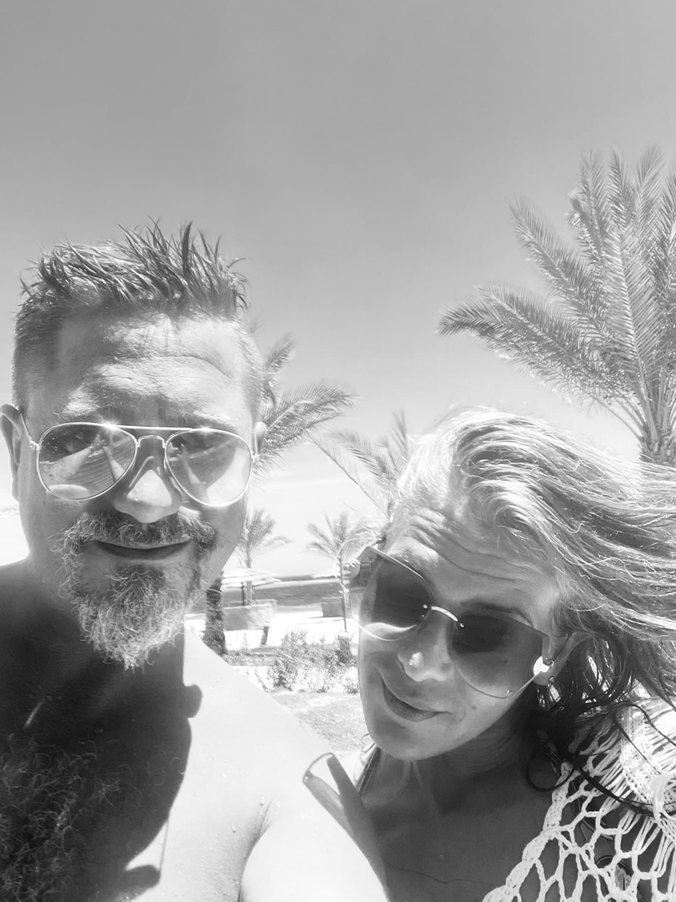 Michael Kolar und Natalie, Schwarz-Weiß-Aufnahme am Strand.